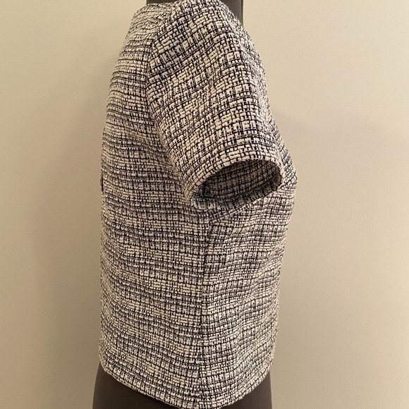 Express Crop Woven Top - Picture 2 of 4